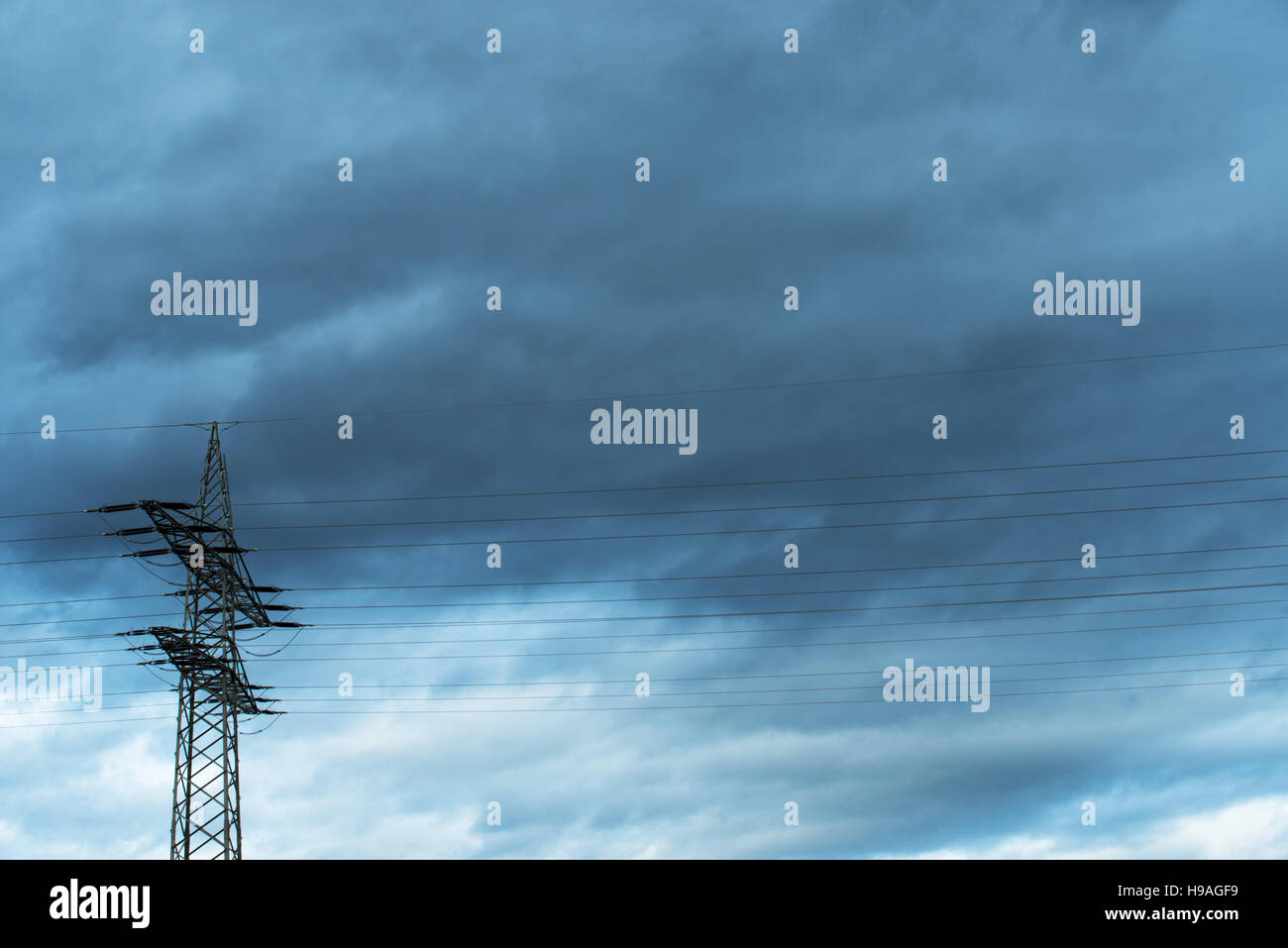 Power Transmission Hochspannung mit dramatischen blauer Himmel mit Wolken Stockfoto
