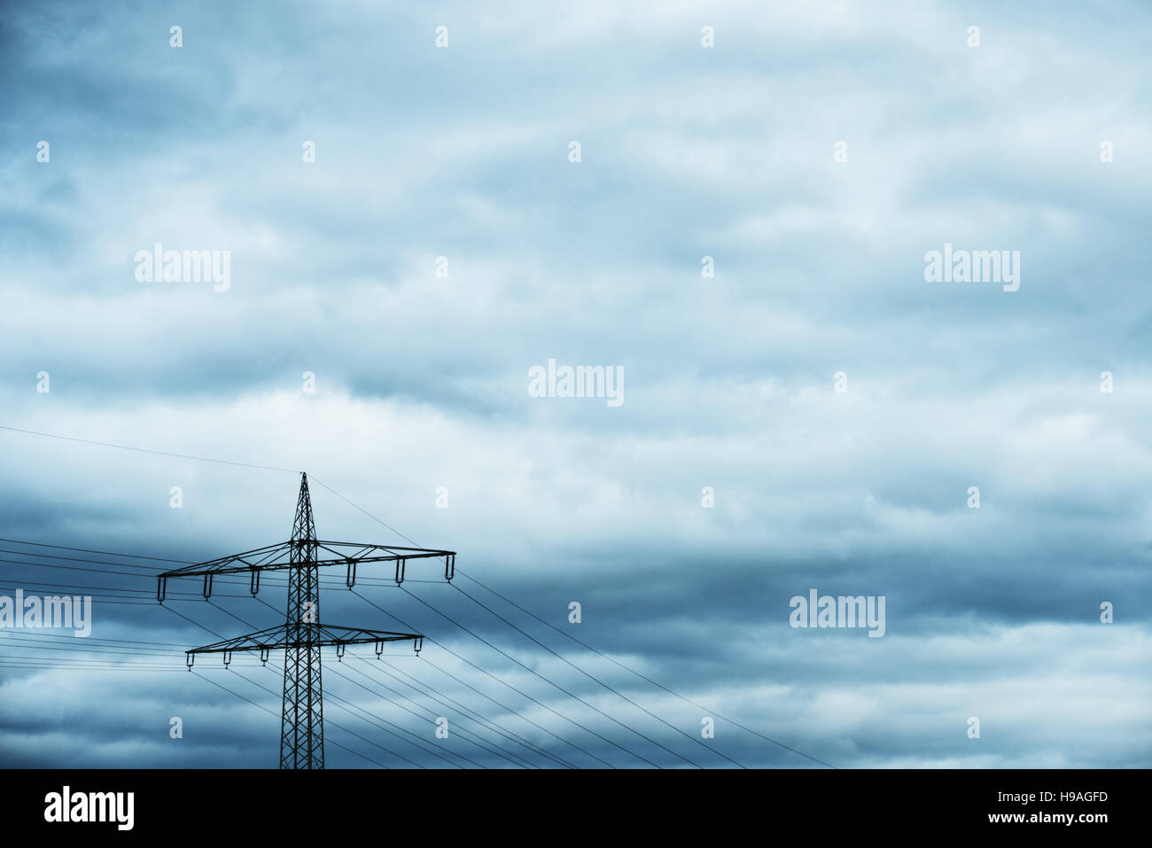 Power Transmission Hochspannung mit dramatischen blauer Himmel mit Wolken Stockfoto