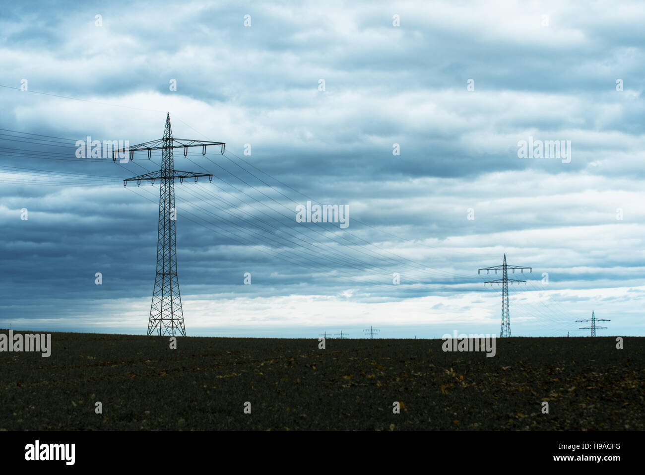 Power Transmission Hochspannung mit dramatischen blauer Himmel mit Wolken Stockfoto