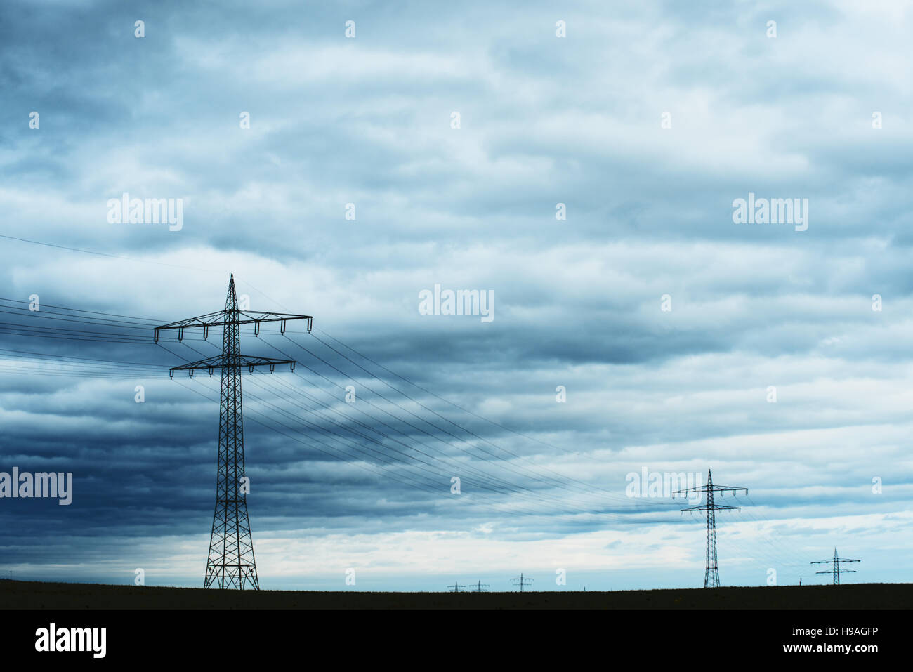 Power Transmission Hochspannung mit dramatischen blauer Himmel mit Wolken Stockfoto