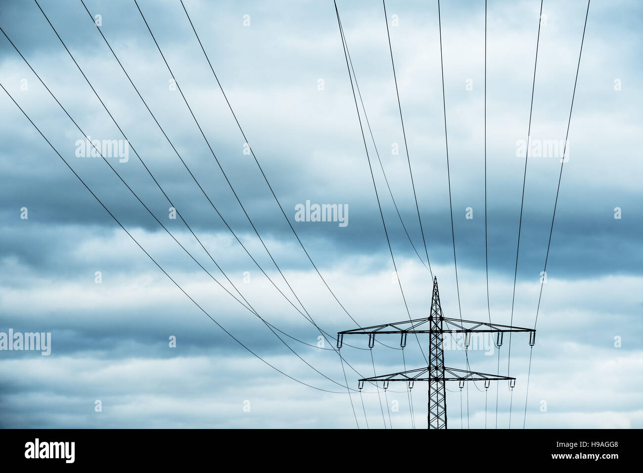 Power Transmission Hochspannung mit dramatischen blauer Himmel mit Wolken Stockfoto