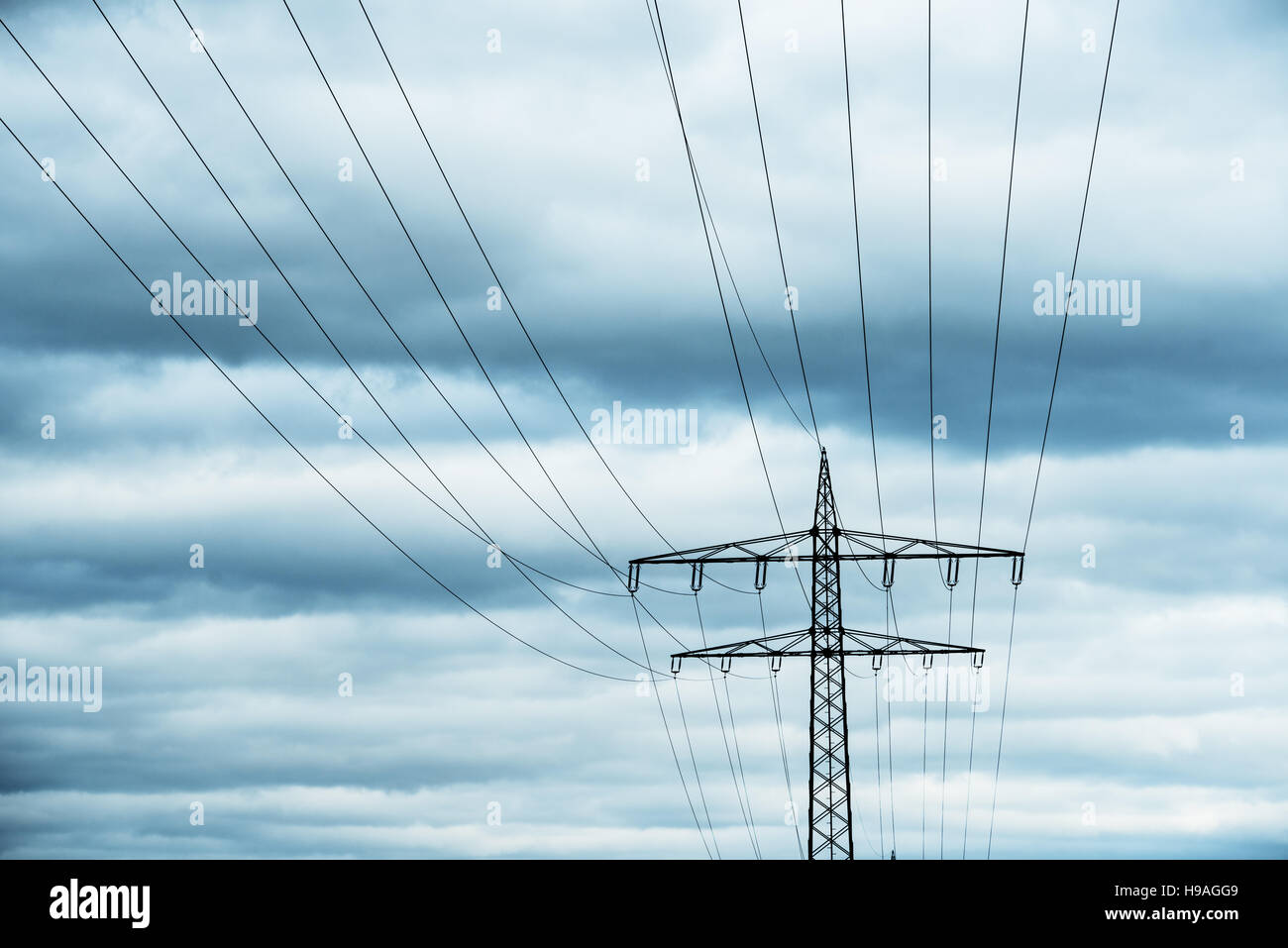 Power Transmission Hochspannung mit dramatischen blauer Himmel mit Wolken Stockfoto