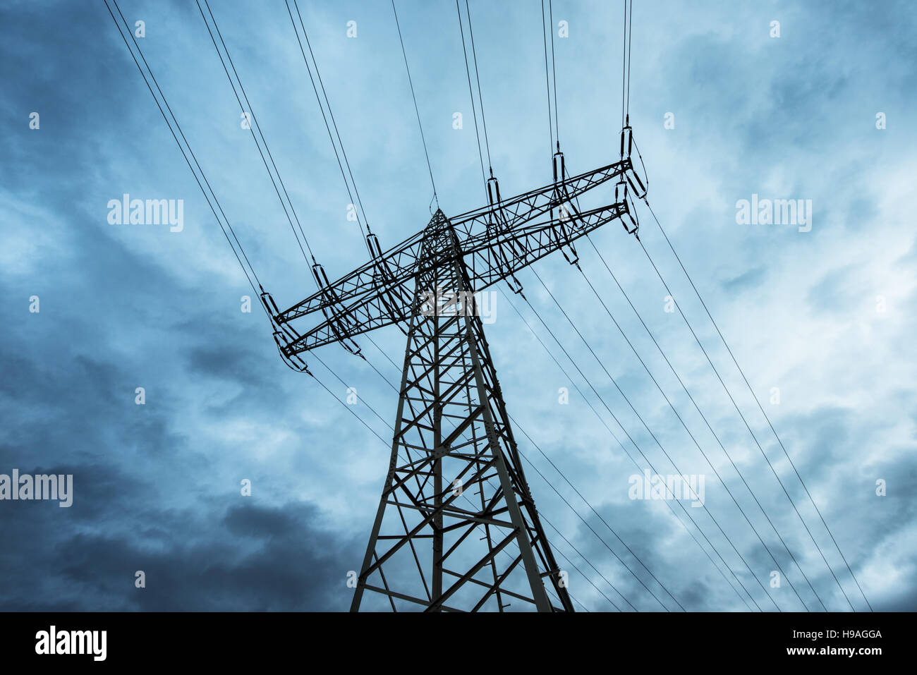 Power Transmission Hochspannung mit dramatischen blauer Himmel mit Wolken Stockfoto