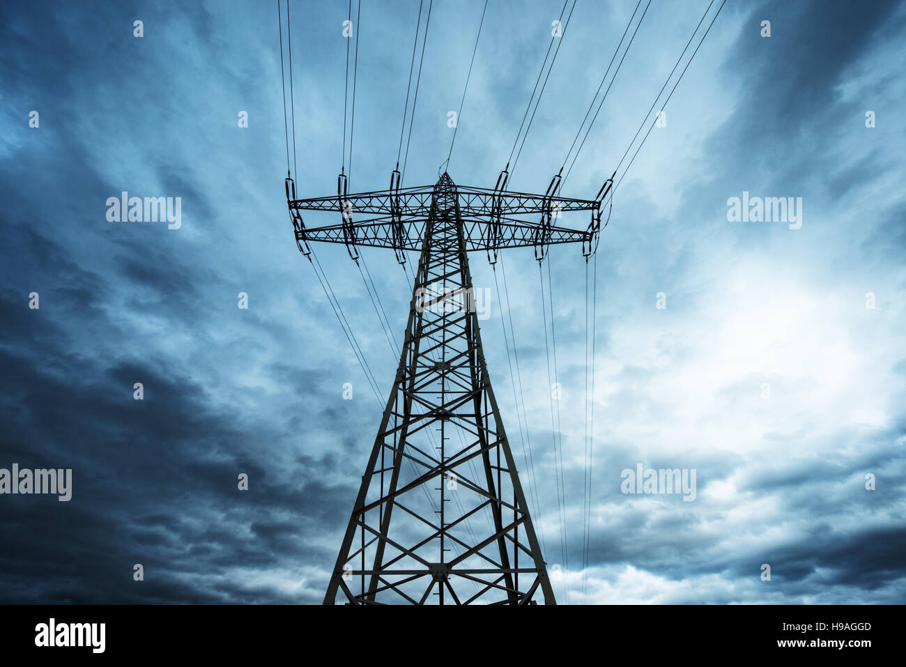 Power Transmission Hochspannung mit dramatischen blauer Himmel mit Wolken Stockfoto
