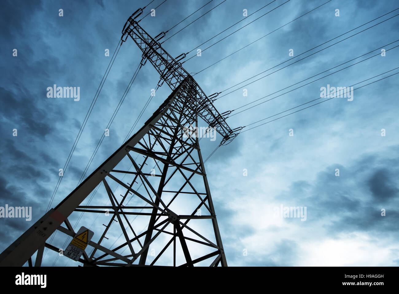Power Transmission Hochspannung mit dramatischen blauer Himmel mit Wolken Stockfoto