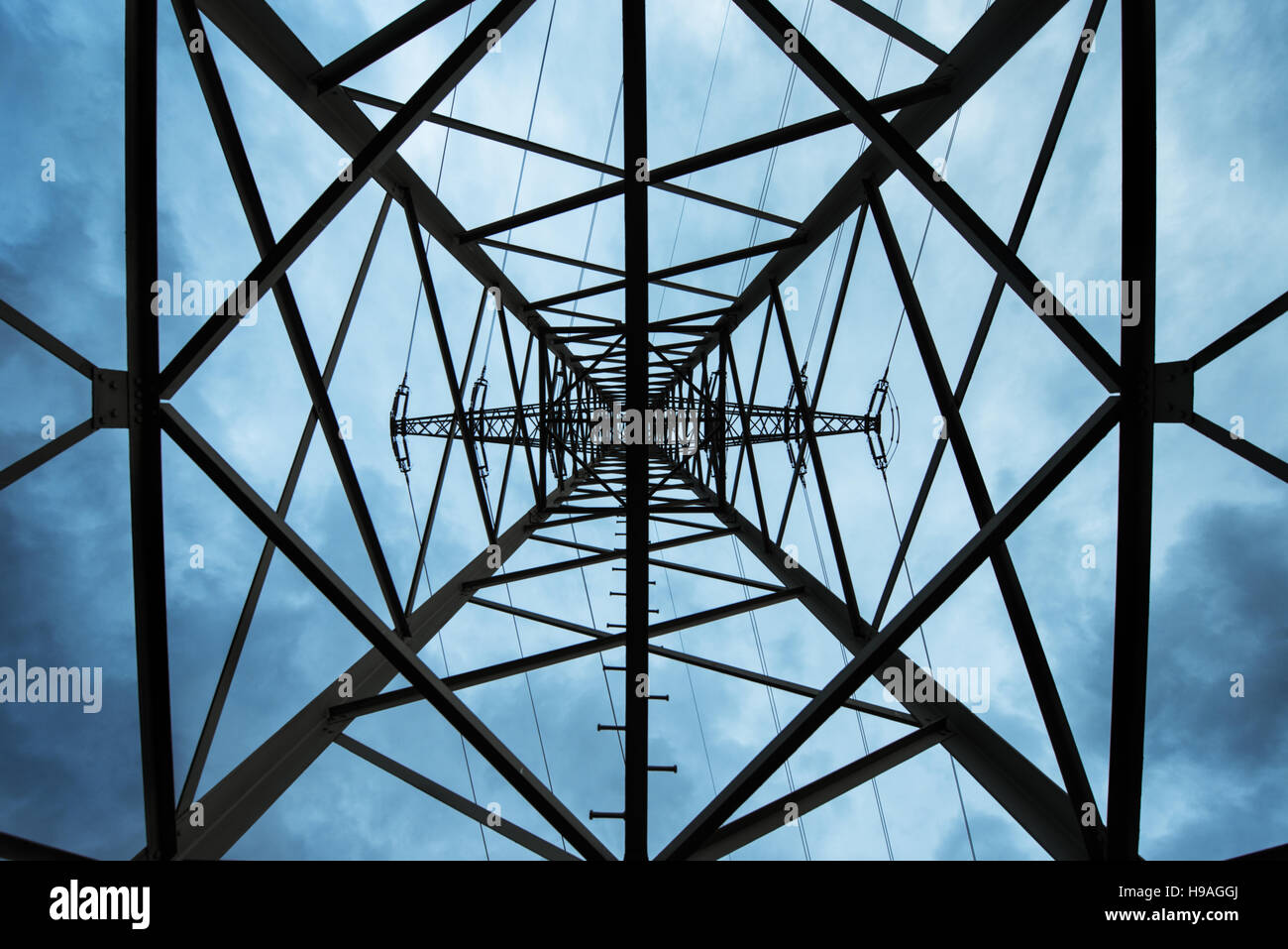 Power Transmission Hochspannung mit dramatischen blauer Himmel mit Wolken Stockfoto