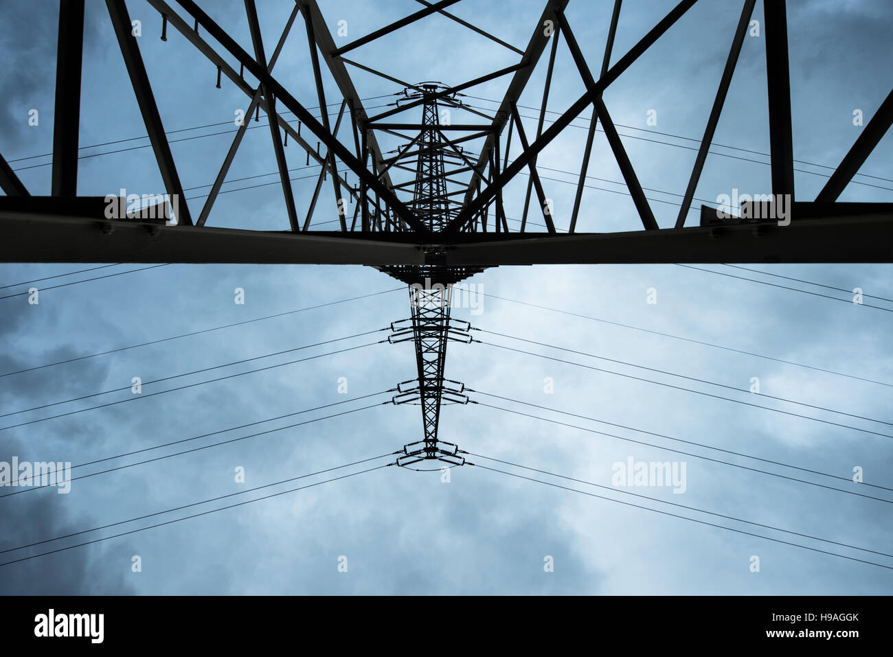 Power Transmission Hochspannung mit dramatischen blauer Himmel mit Wolken Stockfoto