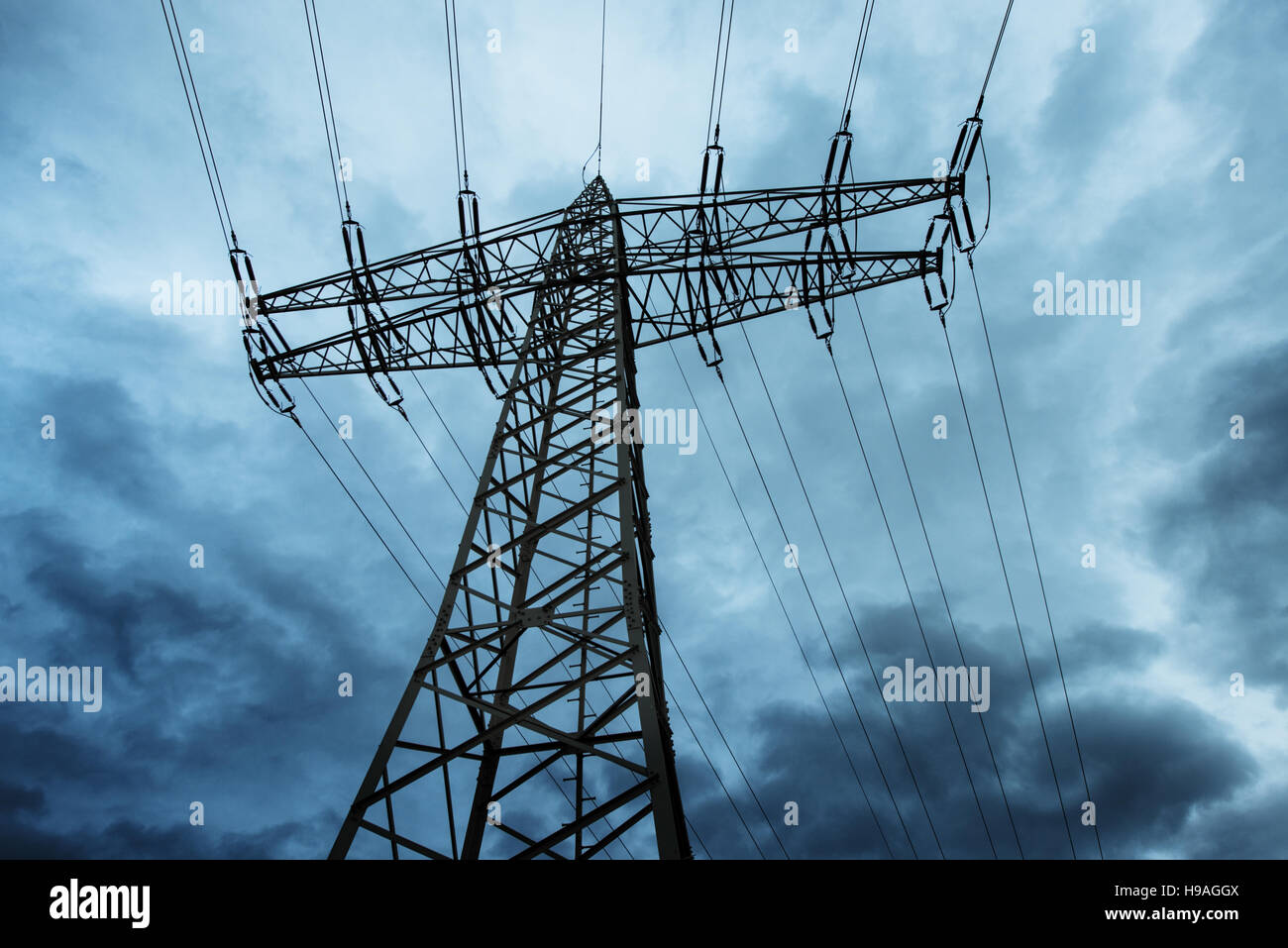 Power Transmission Hochspannung mit dramatischen blauer Himmel mit Wolken Stockfoto