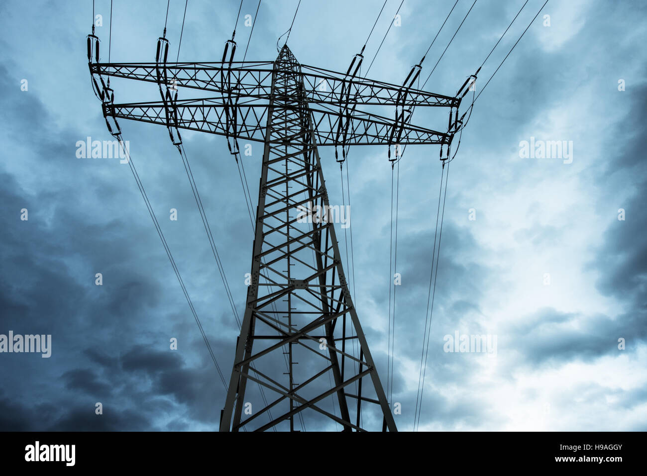 Power Transmission Hochspannung mit dramatischen blauer Himmel mit Wolken Stockfoto