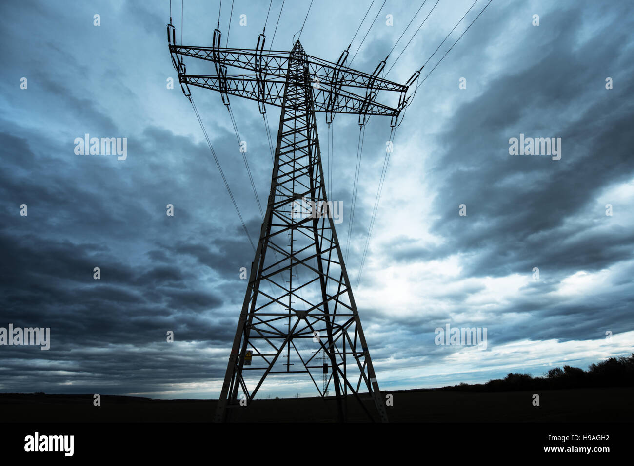 Power Transmission Hochspannung mit dramatischen blauer Himmel mit Wolken Stockfoto