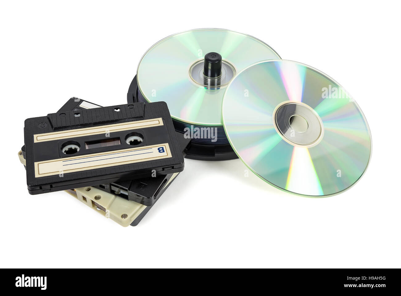 Stapel von CDs auf Spule und audio-Kassetten isoliert auf weißem Hintergrund mit Beschneidungspfad Stockfoto