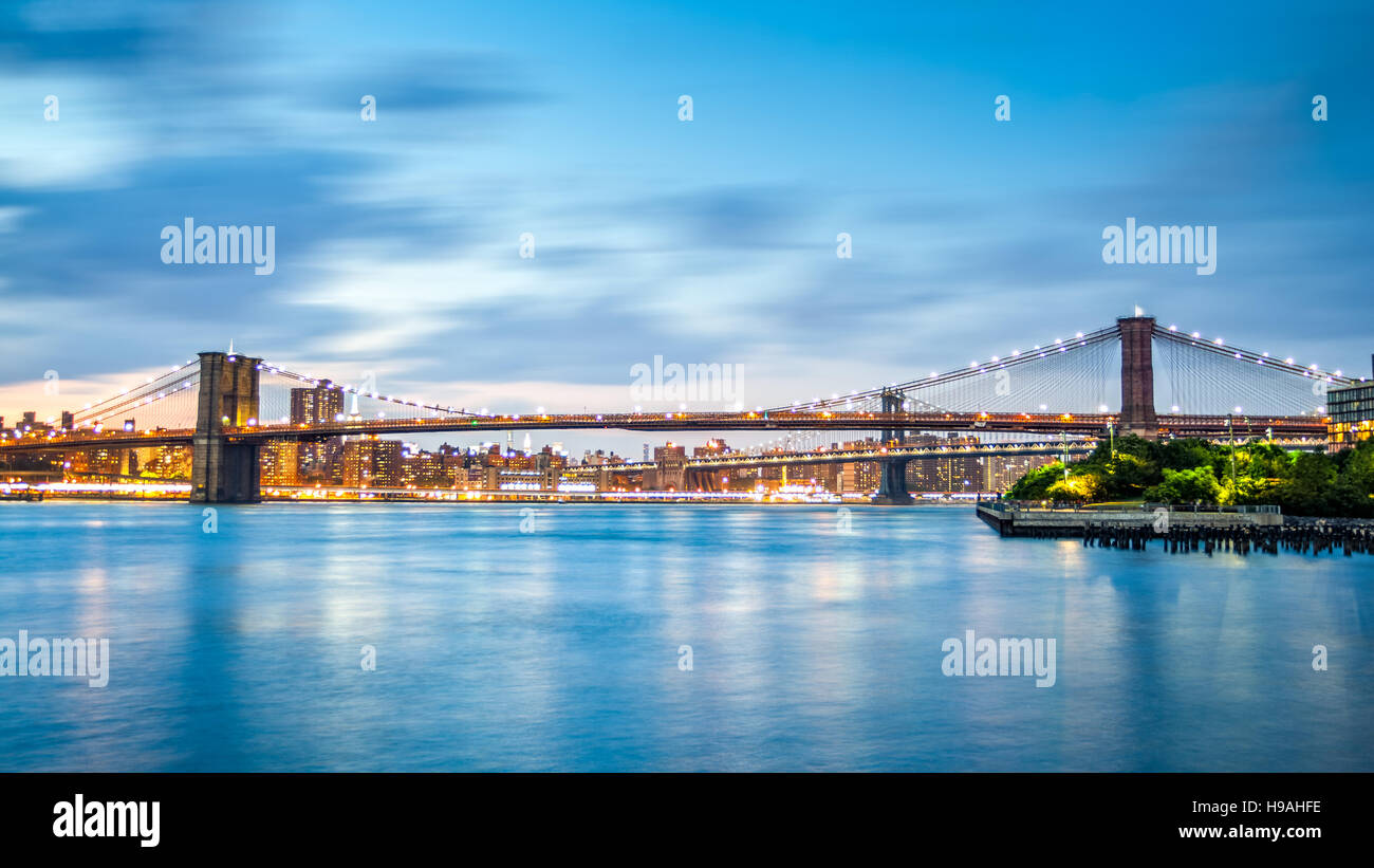 Brooklyn Bridge und Manhattan Skyline in der Abenddämmerung auf Pier2 Park in New York City Stockfoto