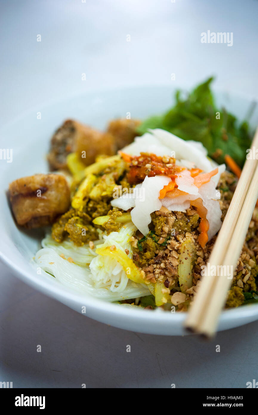 Bún chả giò Chay, einem beliebten Vietnamesische Gericht gehackte gebratene Frühlingsrollen mit Nudeln Nudeln, Salat, Minze, Thai Basilikum, Gurke, und gebratene Smok Stockfoto