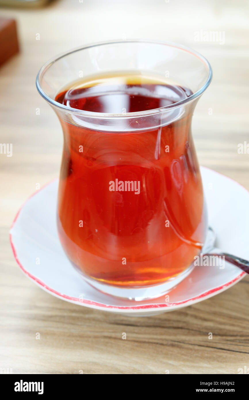 Glas türkischen Tee auf Holztisch Stockfoto