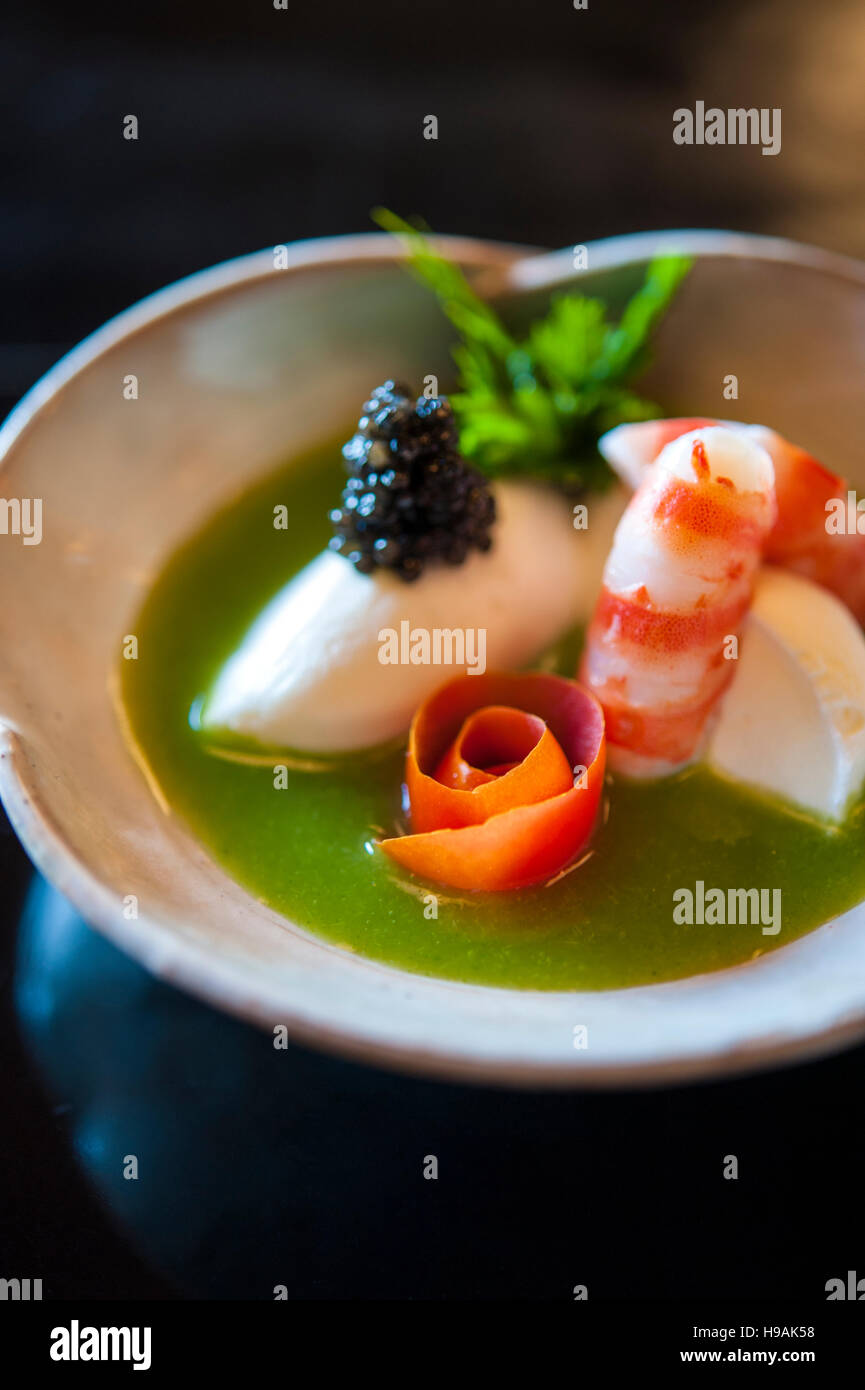 Mousse von Lily Lampe mit Lauch an Misoguigawa, ein kaiseki Restaurant in Kyoto von der Belle Epoque Ära in der französischen Geschichte, Japan beeinflusst. Stockfoto