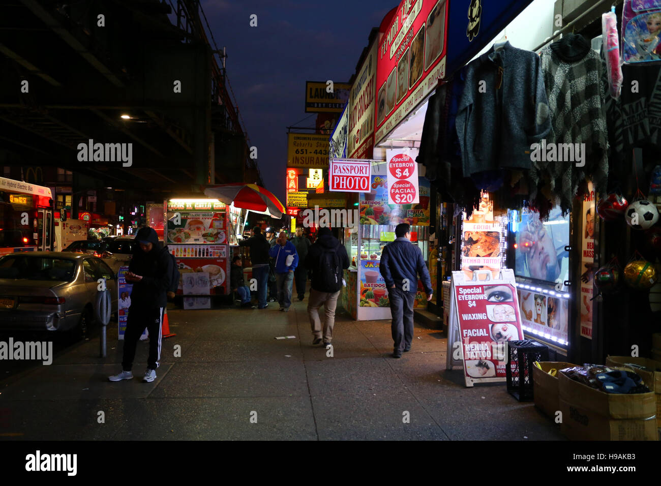 Eine späte Nacht in Jackson Heights, Roosevelt Avenue, Queens, New York Street Scene Stockfoto