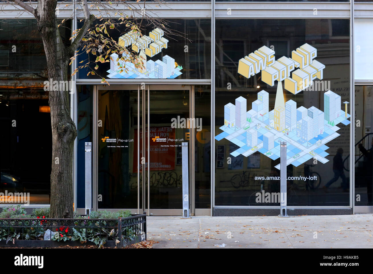 Amazon Web Services Loft, 350 W Broadway, New York, NY. aussen Storefront  eines Coworking Space im Viertel SoHo in Manhattan Stockfotografie - Alamy