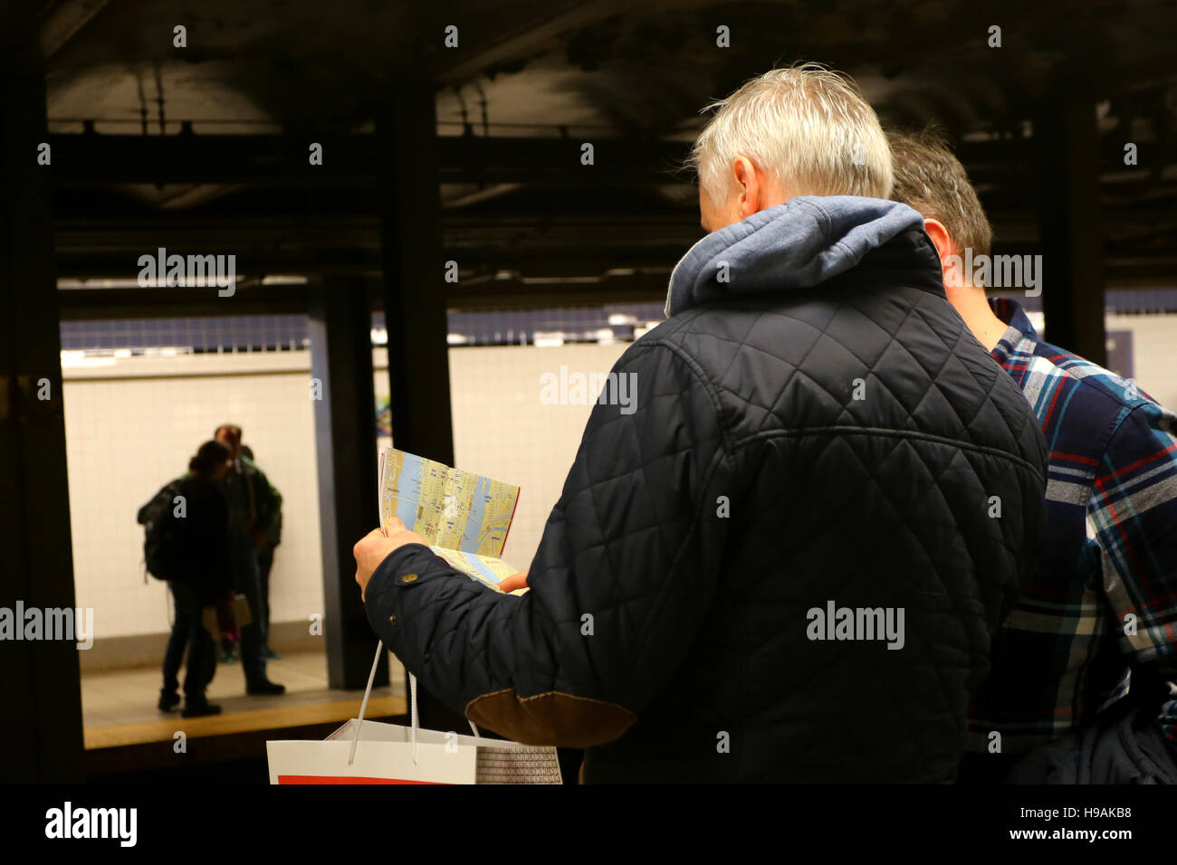 Touristen, die Beratung einer Karte Stockfoto