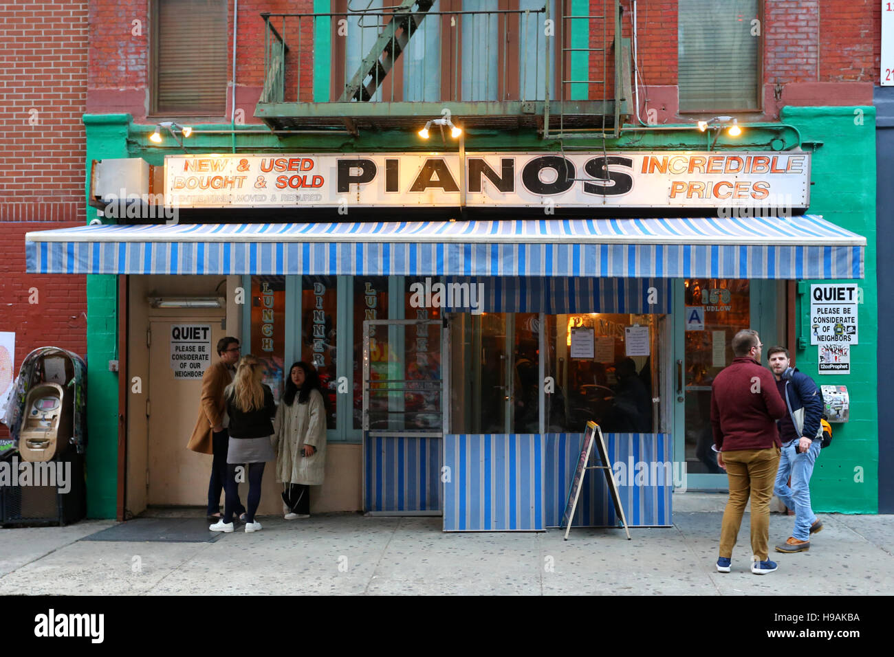 Klaviere NYC, 158 Ludlow St., New York, NY. aussen Storefront einer Musik Veranstaltungsort in der Lower East Side von Manhattan. Stockfoto