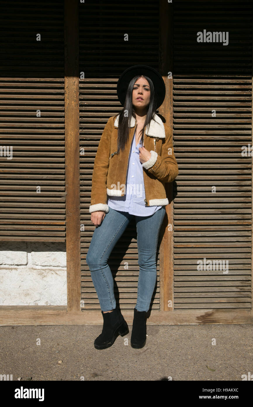 Mädchen posiert mit Jeans und einem Hut im Cowboy-Stil Stockfoto