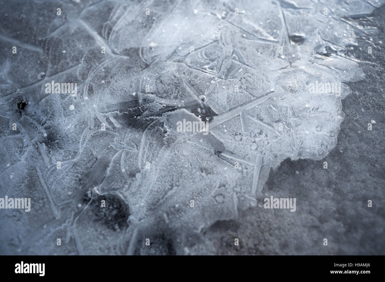 Frühling-Hintergrund - Meltinh und Eis knacken Stockfoto