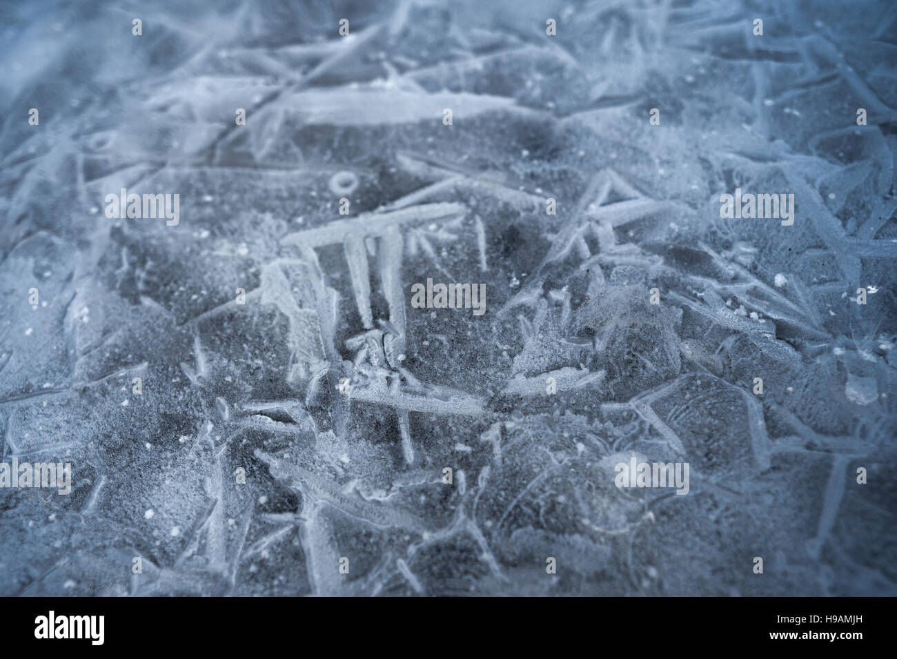 Frühling-Hintergrund - Meltinh und Eis knacken Stockfoto