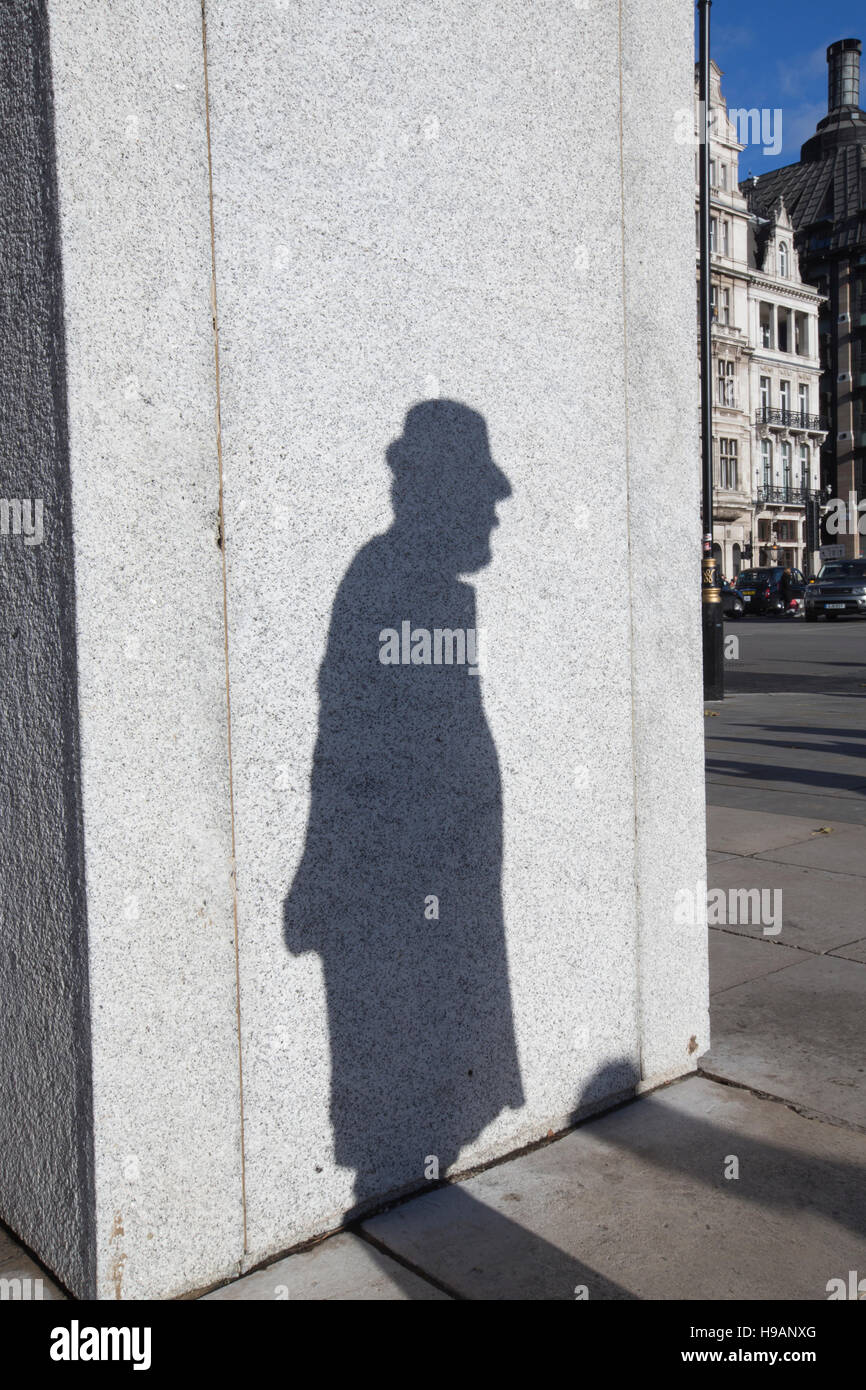 Silhouette eines Beamten gegen die Statue von Sir Winston Churchill, Parliament Square, Whitehall, London, UK Stockfoto