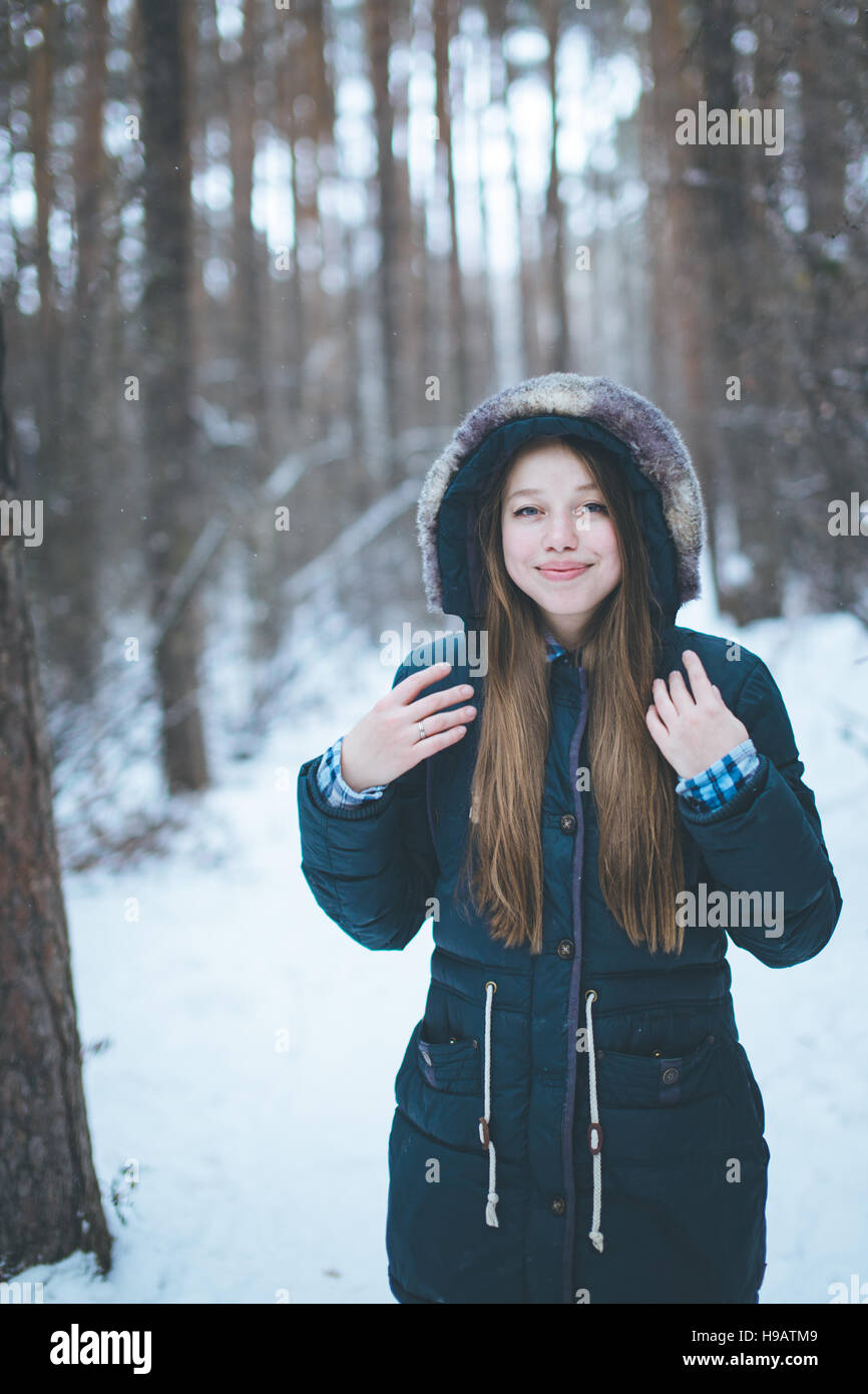Natürliche junge Frau im Winterwald wandern Stockfoto