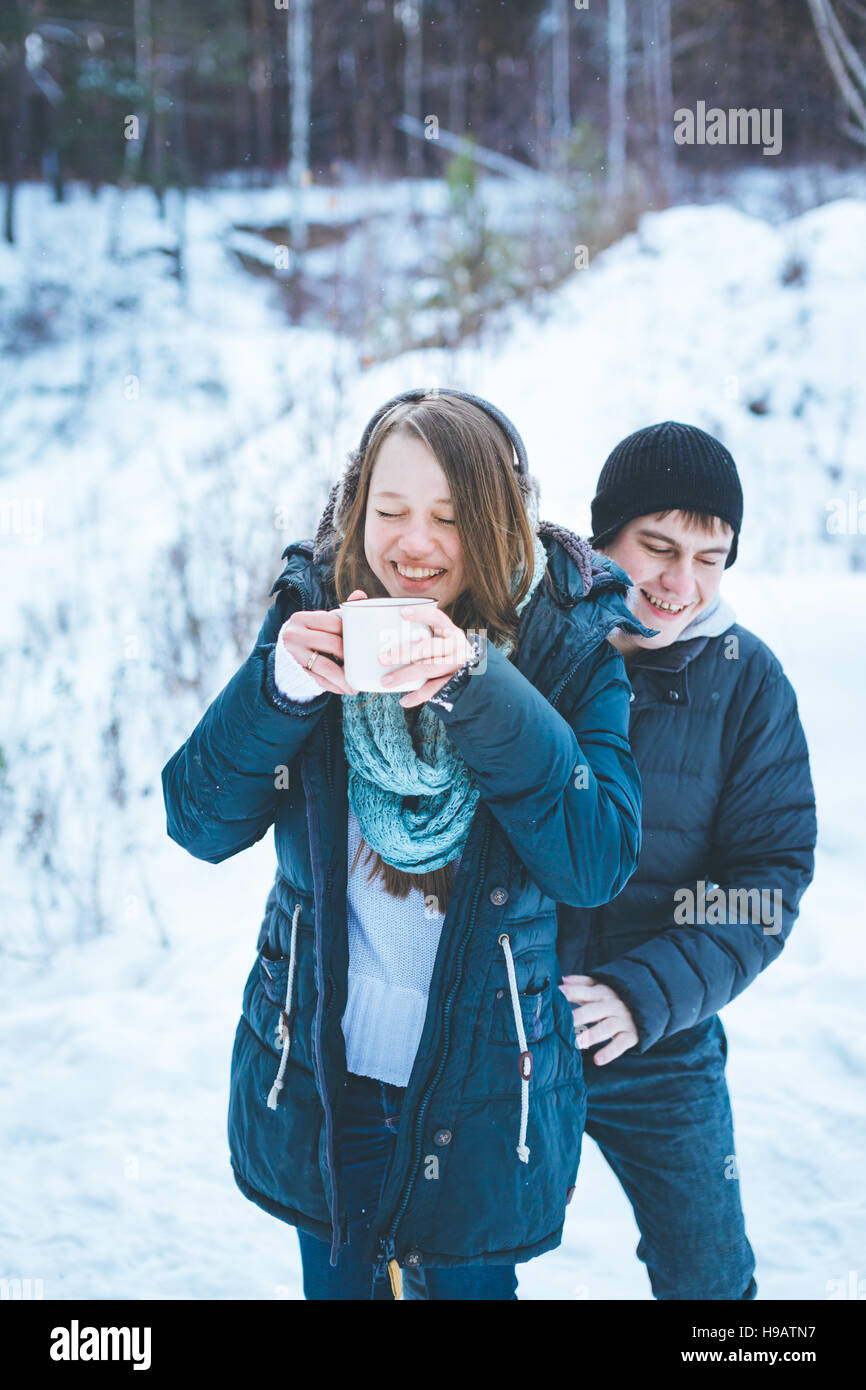 Liebende Paare, die Spaß im Freien im Winter heißes Getränk trinken Stockfoto