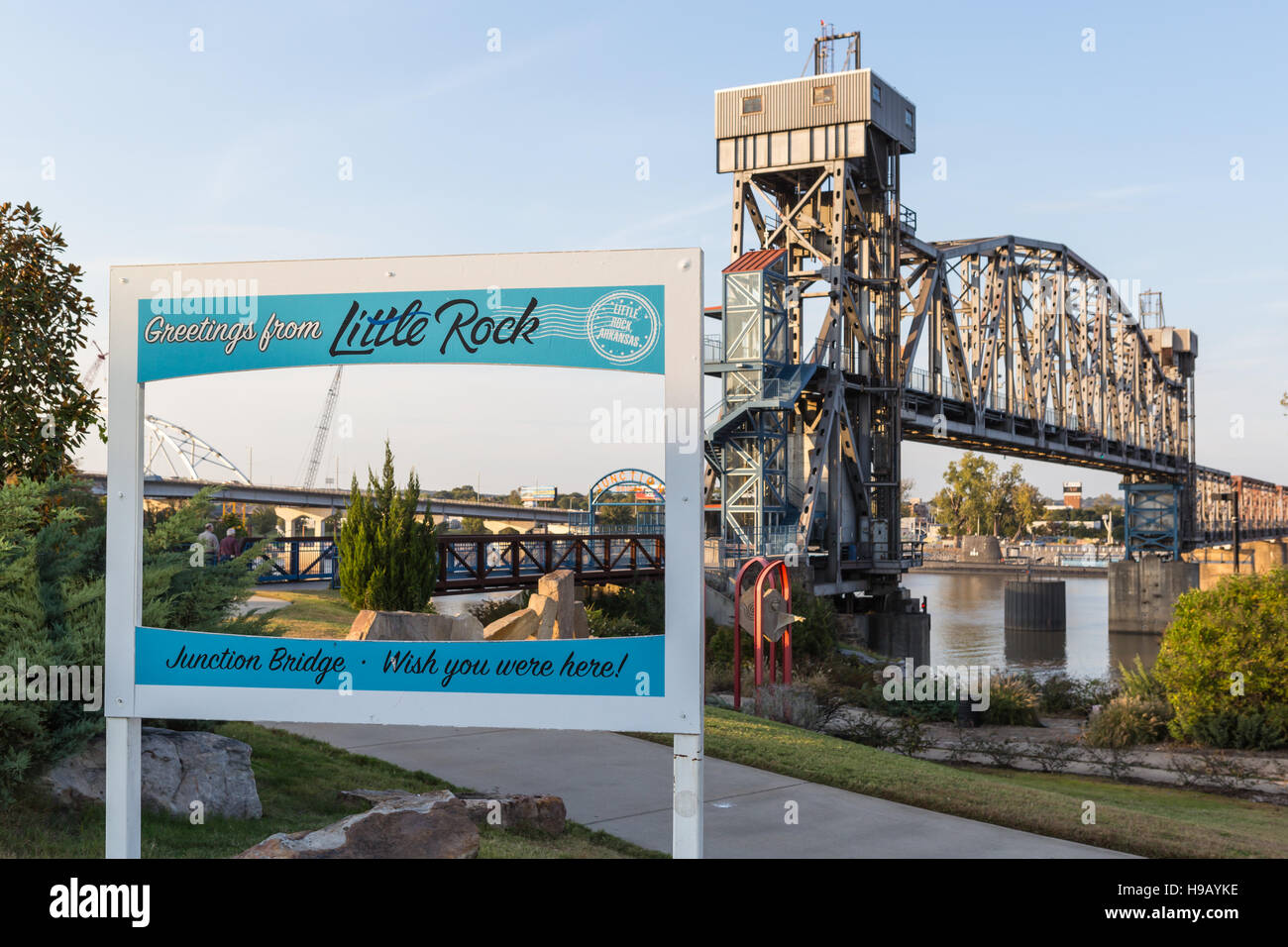 Ein Schild mit "Greetings from Little Rock" auf dem Weg bis zur Kreuzung Brücke in Little Rock, Arkansas. Stockfoto