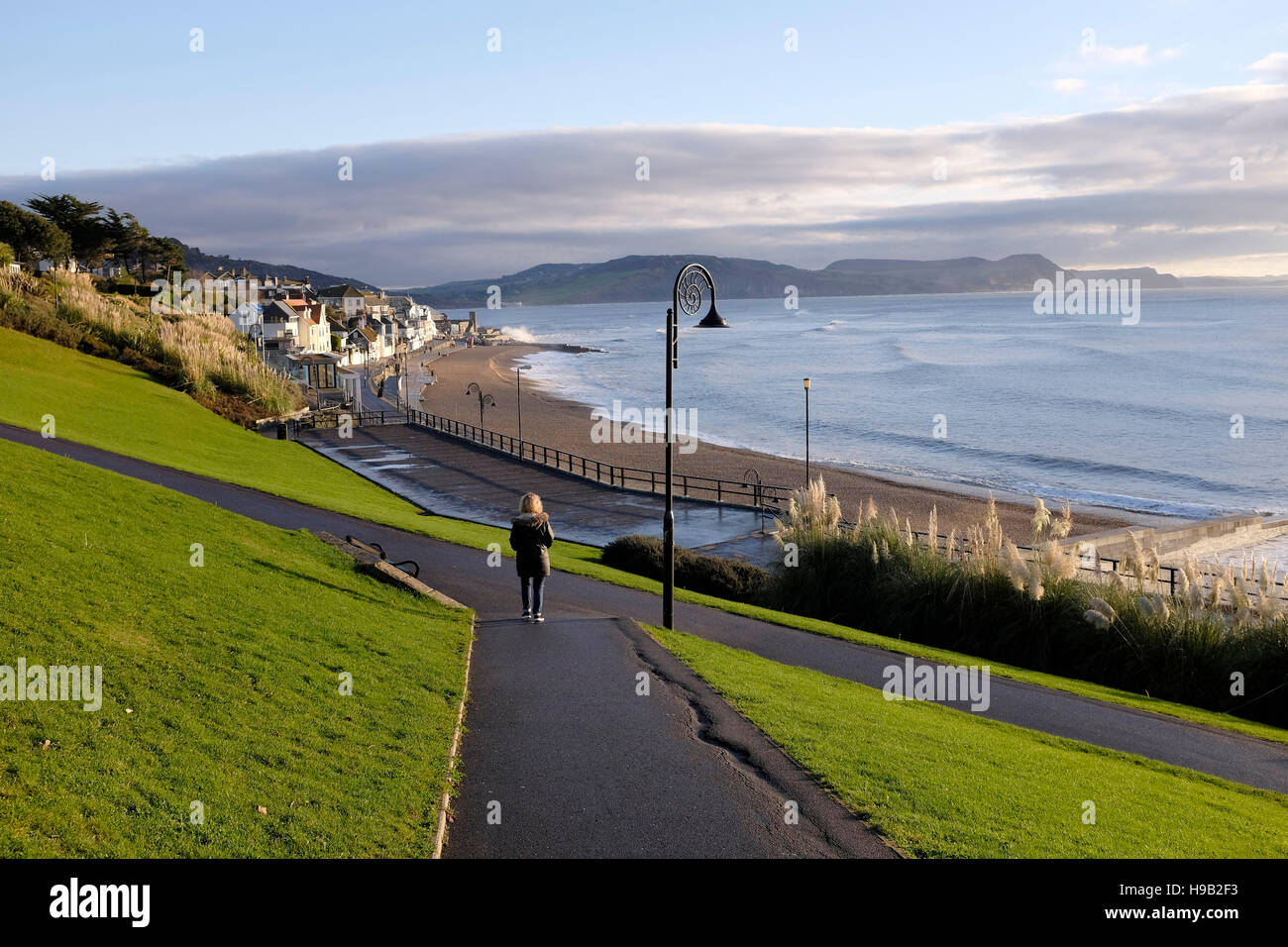 Blick vom Lister Gärten mit Blick auf die Bucht und den Strand von Lyme Regis Dorset Stockfoto