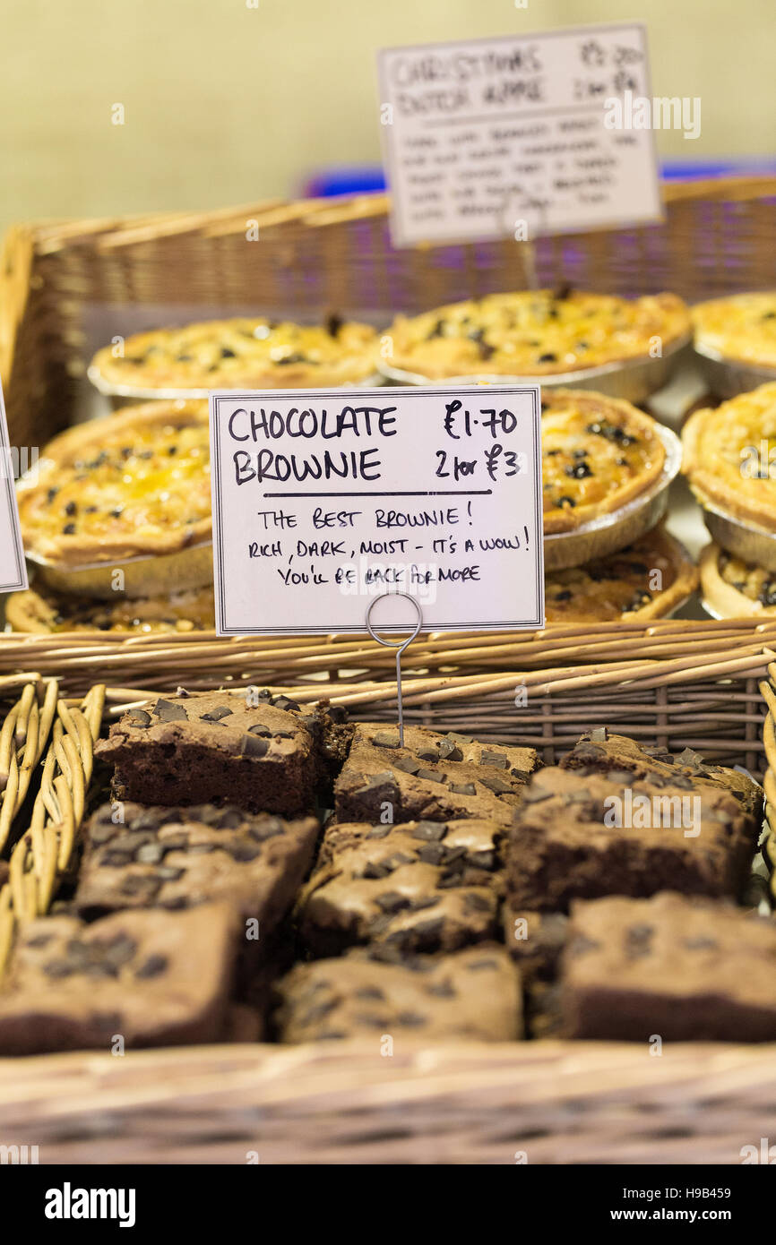 Brownies und Kuchen Torten Essen auf Verkauf in Körben auf Bauernmarkt Stockfoto