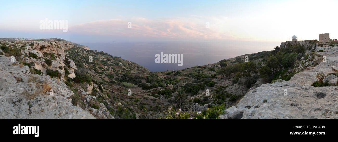 Dingli Cliffs, Malta und den Dingli-Luftfahrt-Radar Stockfoto