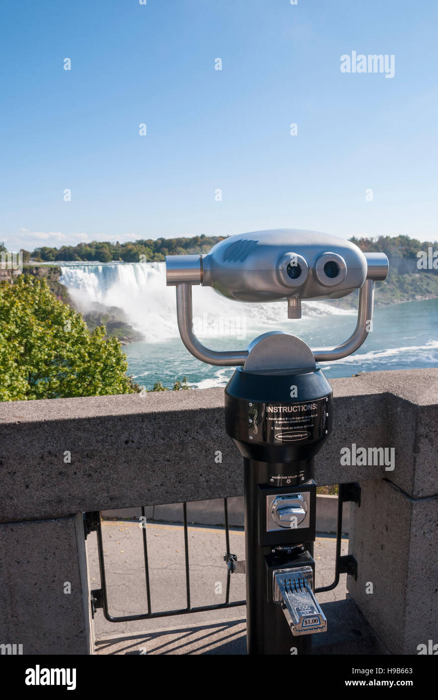 Münze betriebenen Fernglas für die Anzeige von den American Falls und andere Objekte von der kanadischen Seite von Niagara Falls Stockfoto