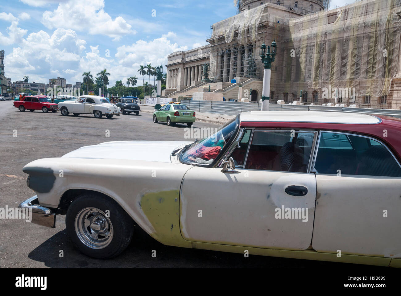Havanna - ein Jahrgang 1959 Chrysler Windsor vor Havanna Kapitol auf dem Paseo del Prado geparkt Stockfoto