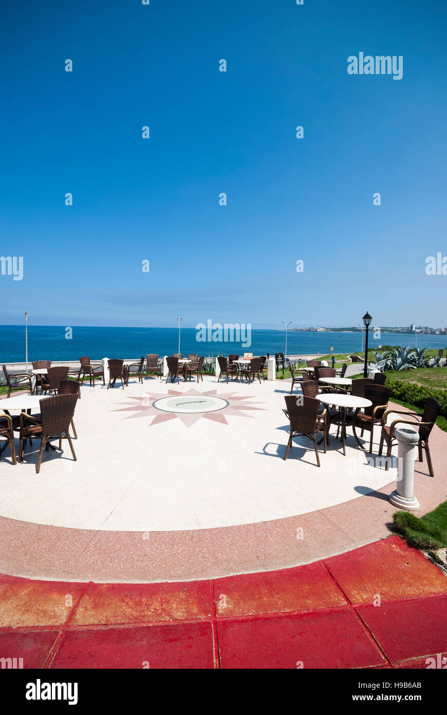 Die Terrasse des historischen Hotel Nacional de Cuba mit Blick auf die Floridastraße und Malecon Vedado Havanna Kuba. Stockfoto