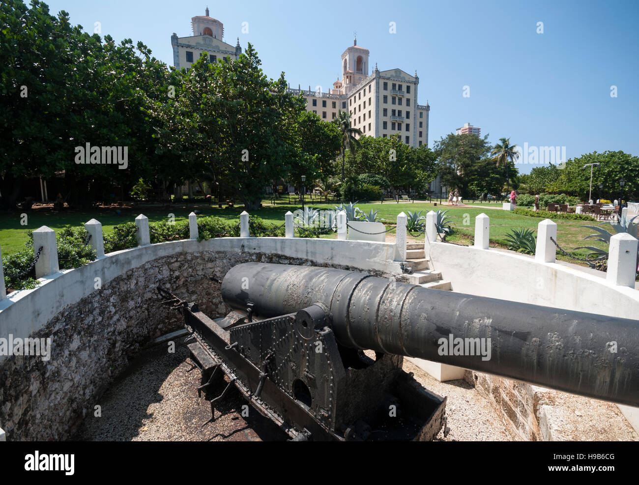 Einer der zwei Kanonen auf dem Display in den hinteren Garten im Hotel Nacional in Havanna Kuba. Stockfoto