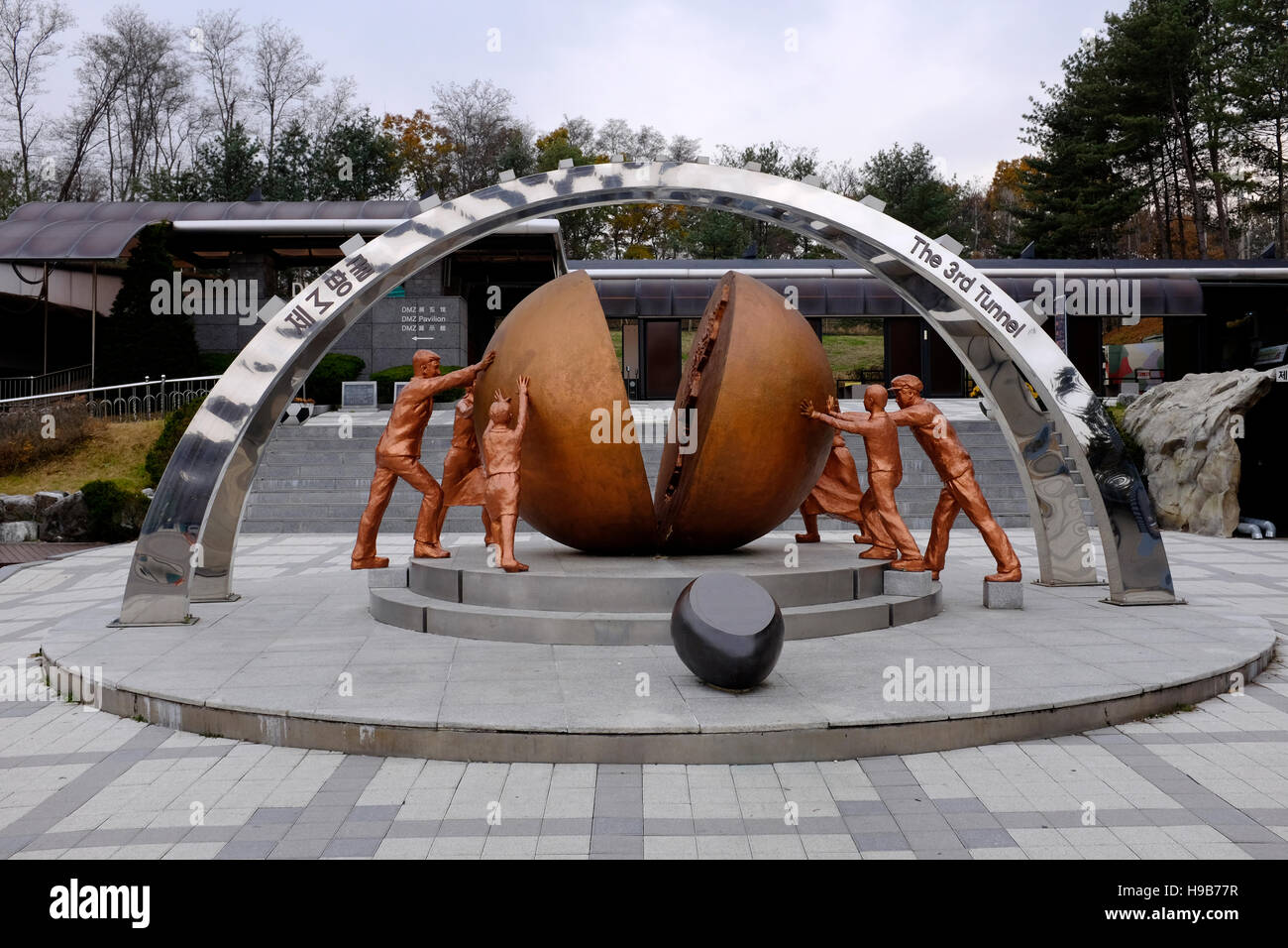 Koreanische Wiedervereinigung Denkmal am dritten Infiltration Tunnel in der DMZ, Korea Stockfoto