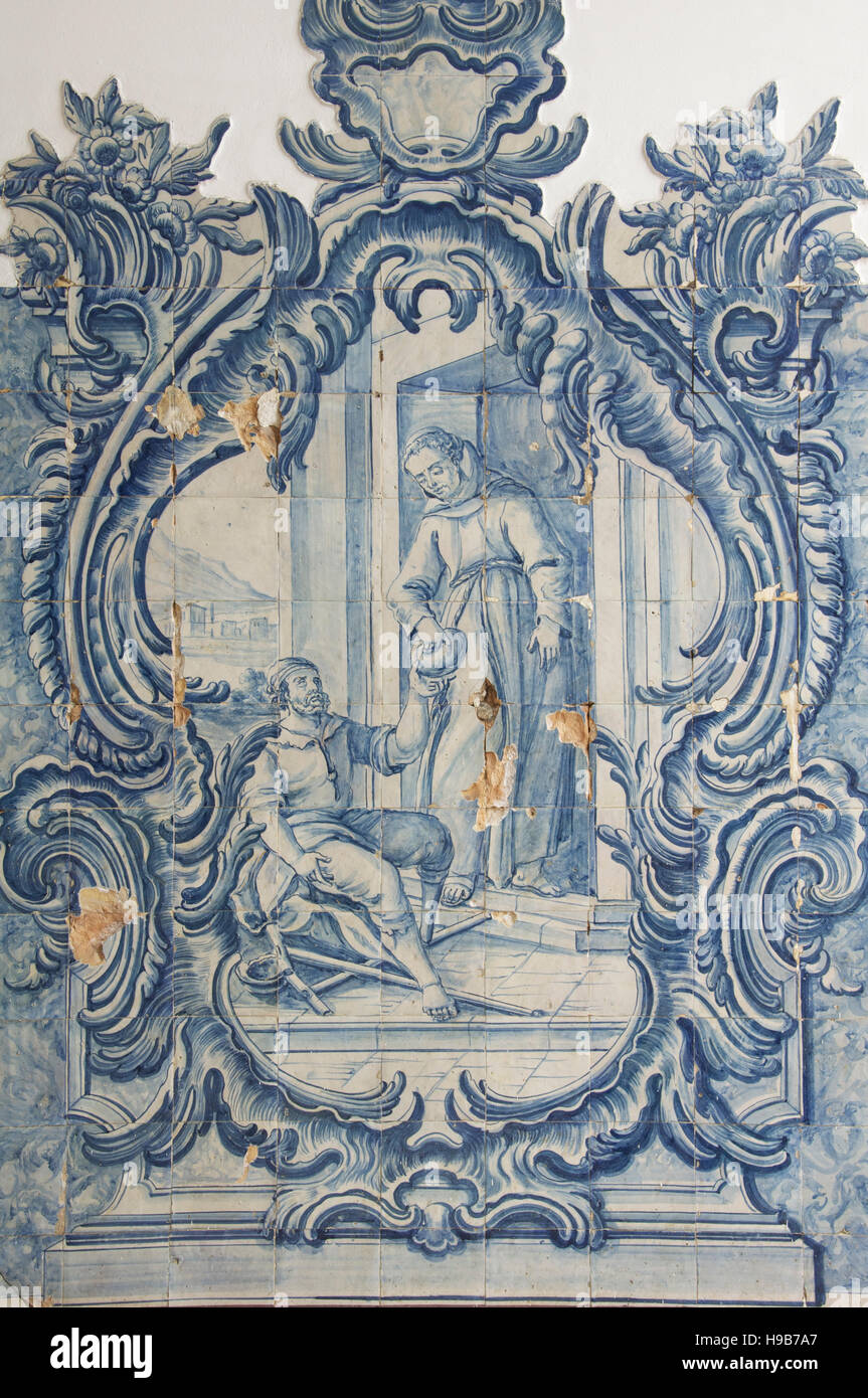 Bild gemacht von traditionellen portugiesischen Kacheln (Azulejos) Darstellung eines Mönchs Brot mit einem ungültigen Mann, zur Veranschaulichung der christlichen Nächstenliebe zu geben.  Portugal. Stockfoto