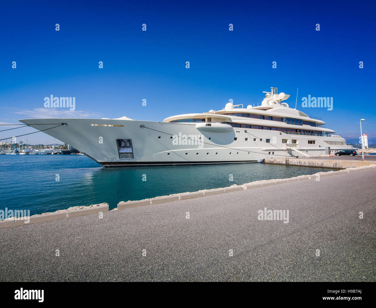 Mega-Yacht, die Zugehörigkeit zu den Superreichen vertäut im Hafen von Antibes, Frankreich Stockfoto