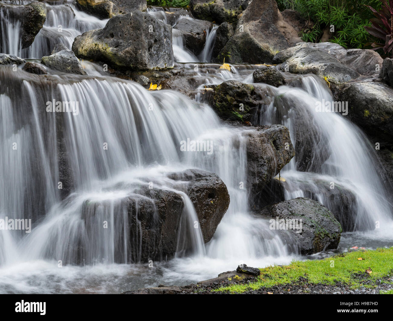 Künstlicher Wasserfall aufgrund des Fairmont Hotel auf Insel von Hawaii. Stockfoto