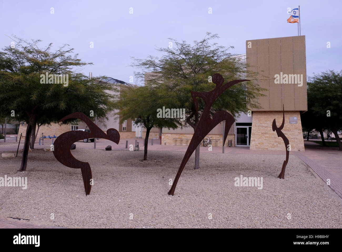 Blick auf die Feder der Negev Skulptur von s. Koshland (2011) auf dem Campus der Jacob Blaustein Institut für Wüste Forschung, die Teil der Ben-Gurion-Universität befindet sich in der Midreshet Ben-Gurion-Campus in der Nähe von Sde Boker in der Mitte der Wüste Negev in Israel Stockfoto