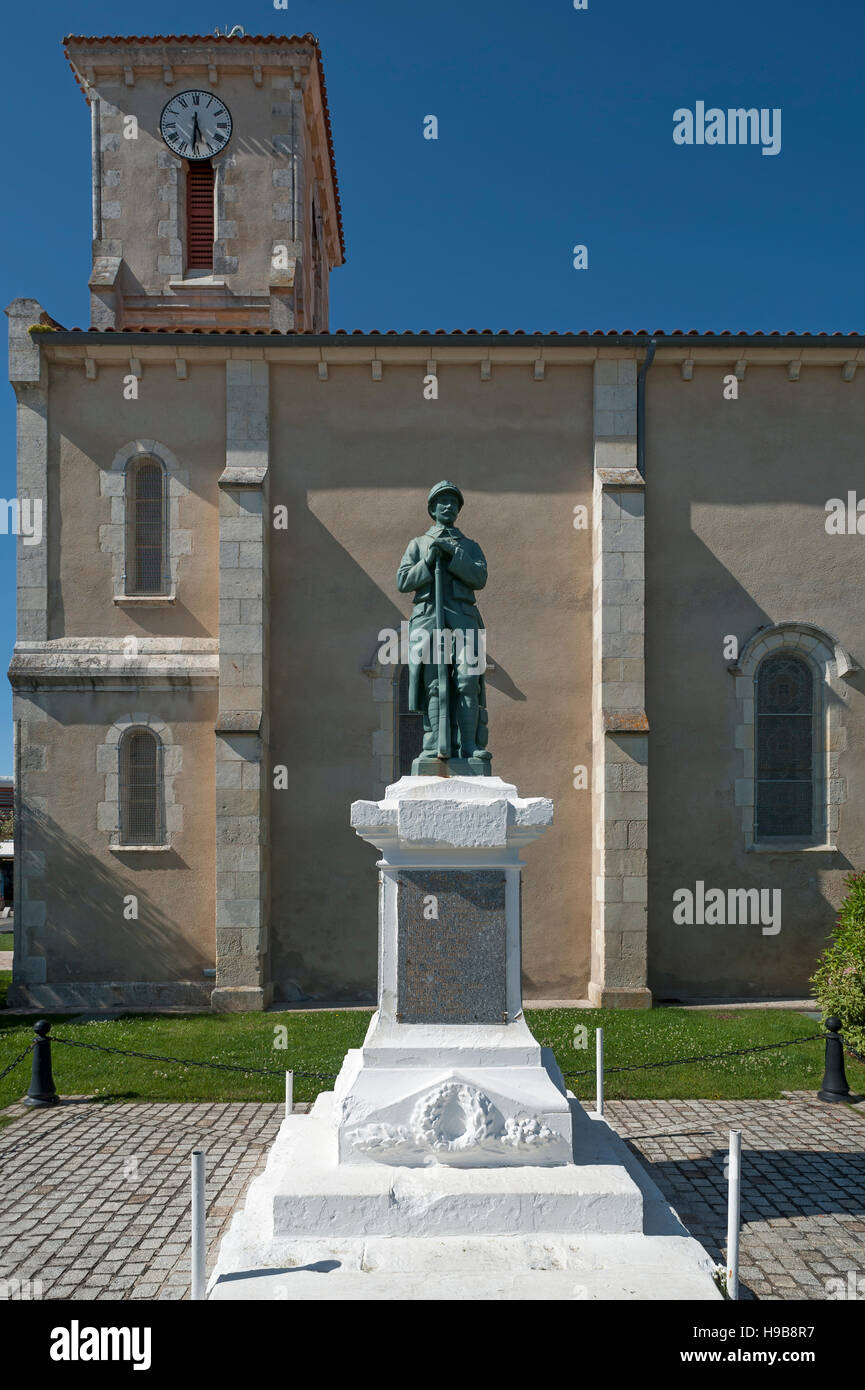 Kriegerdenkmal des ersten Weltkrieges 1914-1918, vor der Kirche Notre-Dame de Lumière, La Tranche Sur Mer, Vandee, Frankreich Stockfoto