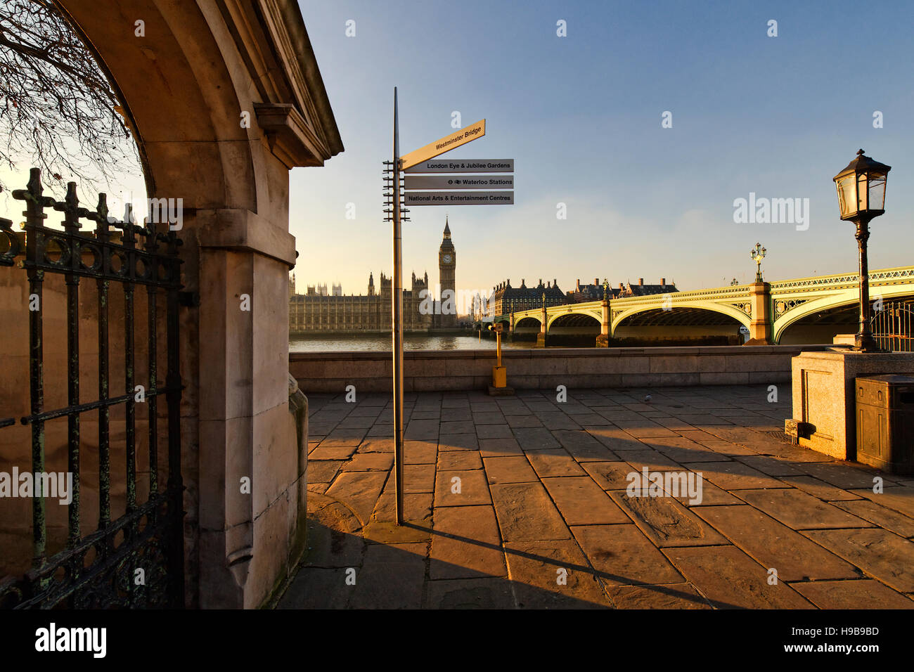 Blick über den Fluss Themse gegenüber der Houses of Parliament in London, England, Großbritannien, Europa Stockfoto