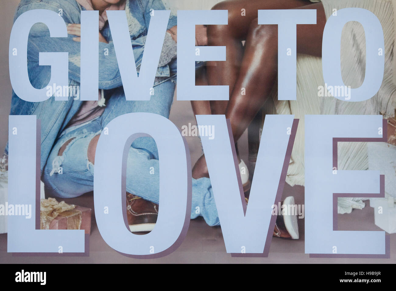 Schaufenster mit den Worten "Gib um zu lieben" Stockfoto