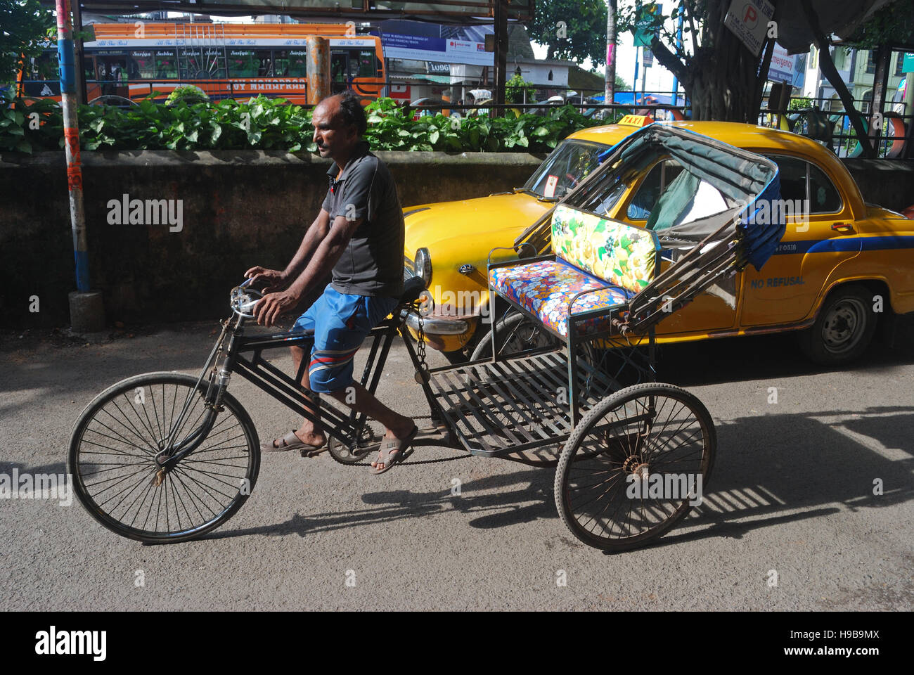 Fahrrad-Rikscha und Taxi Mietwagen in Kolkata, Indien Stockfoto