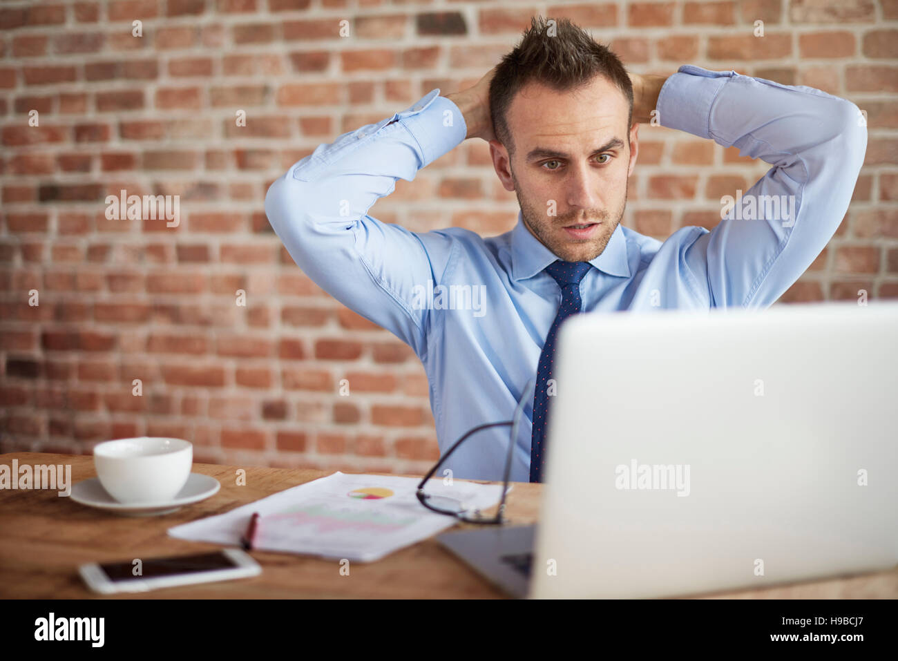 Schockiert über das was er, auf dem Computer gesehen hat Stockfoto