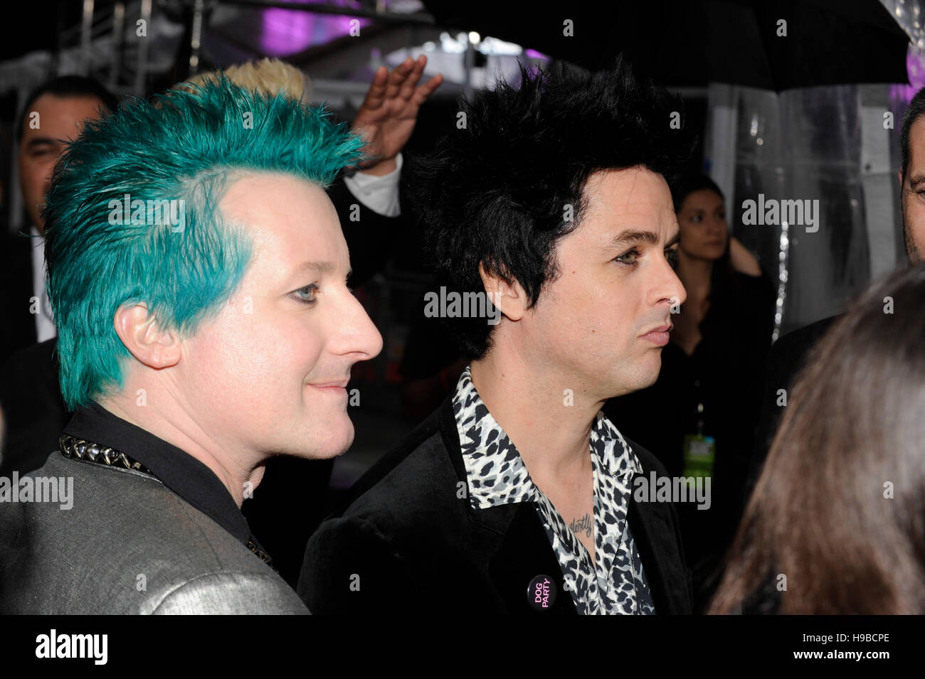 Billie und Tr kühlen (l) von Green Day kommt bei den 2016 American Music Awards am Microsoft-Theater im 20. November 2016 in Los Angeles, Kalifornien. Stockfoto
