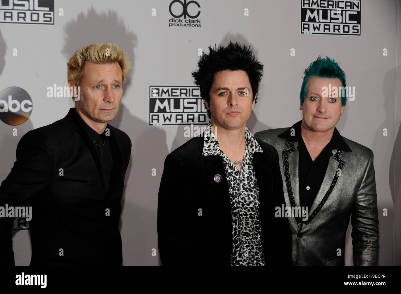 Mike Dirnt, Billie, Tr Cool von Green Day kommt bei den 2016 American Music Awards am Microsoft-Theater im 20. November 2016 in Los Angeles, Kalifornien. Stockfoto