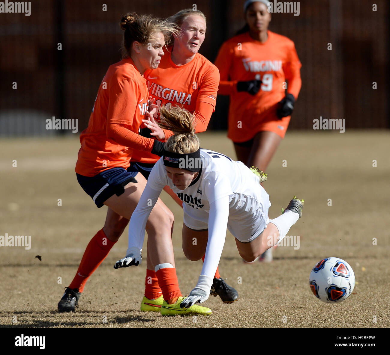 Washington, DC, USA. 20. November 2016. 20161120 - Virginia Verteidiger MEGHAN COX (4), links, Ausflüge und Fouls Georgetown weiterleiten GRACE DAMASKA (21) in der ersten Hälfte des dritten Vorrundenspiel in der NCAA Frauen-Fußball-Europameisterschaft in Shaw Field in Washington. © Chuck Myers/ZUMA Draht/Alamy Live-Nachrichten Stockfoto